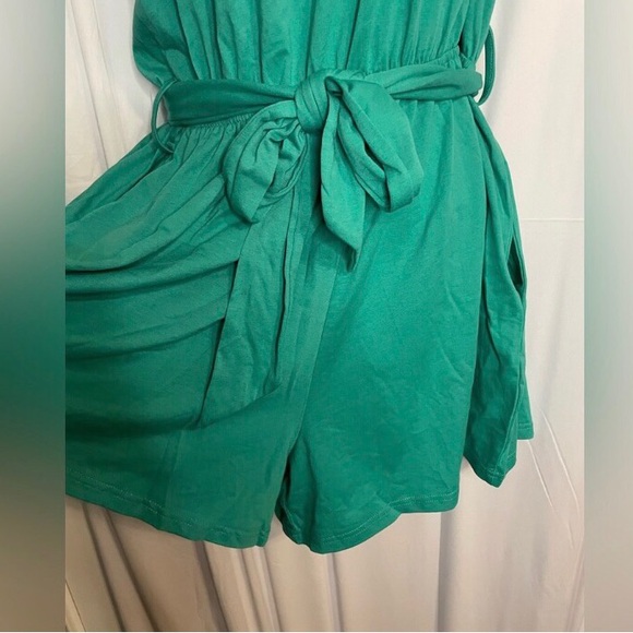 Women’s size M short jumper/romper in green with tie waist - Picture 3 of 9